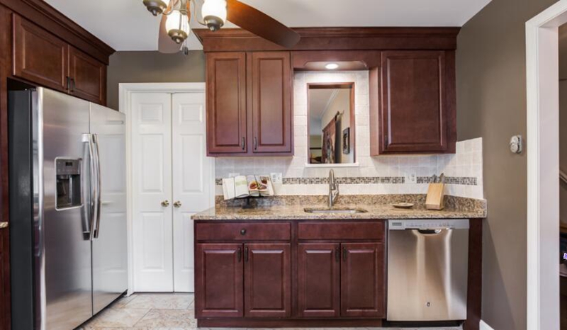 定制實(shí)木櫥柜優(yōu)點(diǎn)，定制實(shí)木櫥柜缺點(diǎn)，星空梵高櫥柜